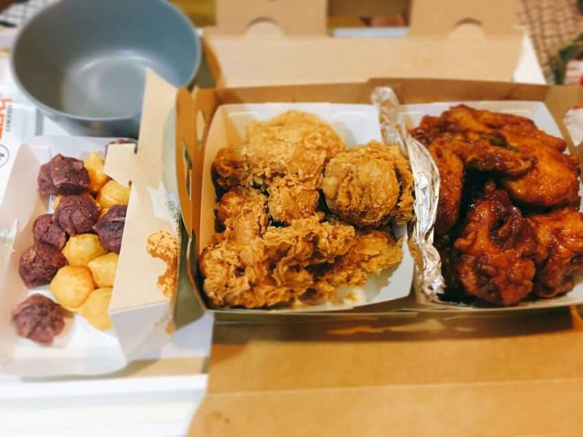 bb.q CHICKENの韓国式フライドチキンの盛り合わせ。複数のフレーバーが皿に並んでいる