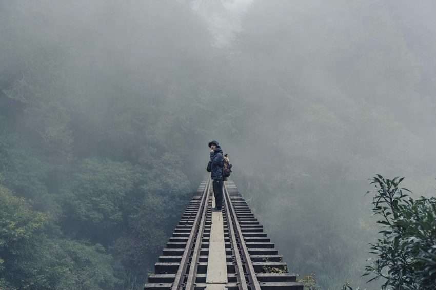 眠月線の高架鉄橋が山谷をまたぎ、橋面には当時の枕木構造が残っている