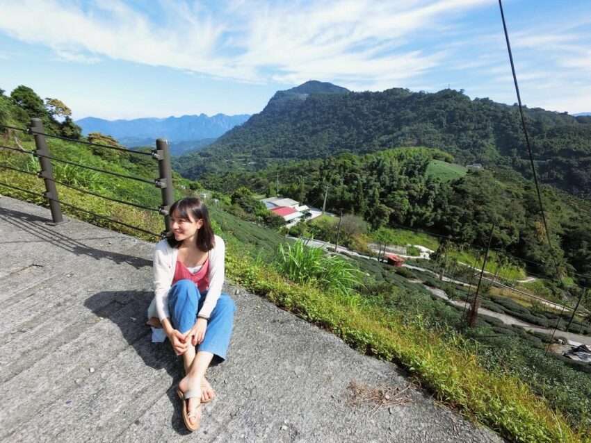 公興龍美歩道の早朝の様子。霧が漂い、山の谷間の層が美しく見える