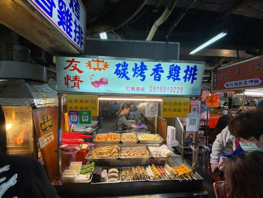 友情碳烤香雞排の大きなチキンカツ。外皮が焦げ目のついた炭火焼きで食欲をそそる色合い