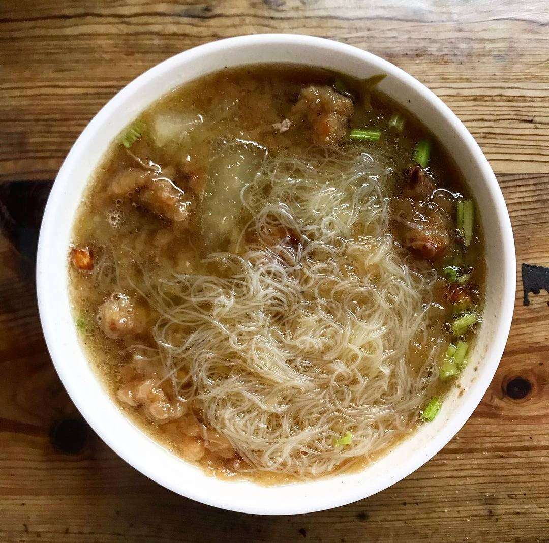 簡記排骨酥麵の排骨酥麺。どんぶりにたっぷりと盛られている