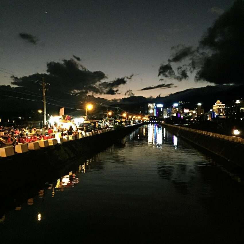 礁溪溫泉夜市の屋台。農田渓沿いに並ぶ日曜限定の流動ナイトマーケット