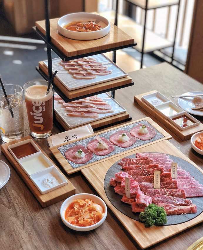 茶六燒肉堂の厳選肉品のアップ。きめ細かい霜降りの和牛スライス
