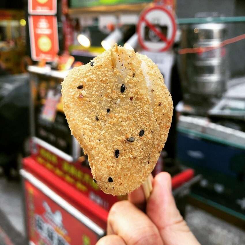 麻糬寶寶の各種もち。粉をまぶした丸いもちが色とりどりに並んでいる