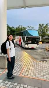 嘉義から阿里山へのアクセス方法を示す比較図。自家用車・電車・高鉄から台湾好行への乗り継ぎなど複数のルートを掲載
