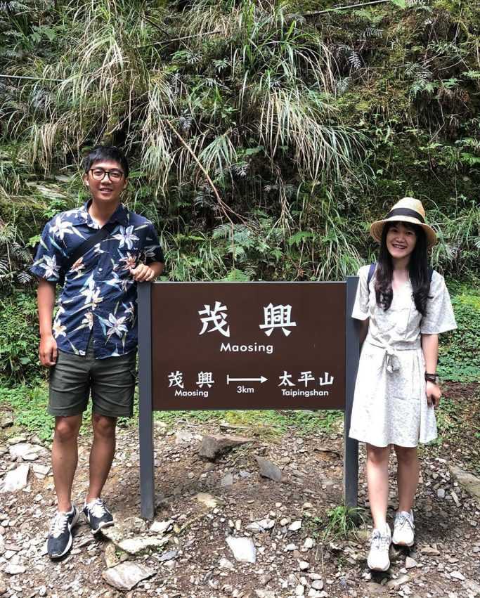 茂興懐古歩道の山道。落ち葉が積もり、両側に高い木々が立ち並ぶ