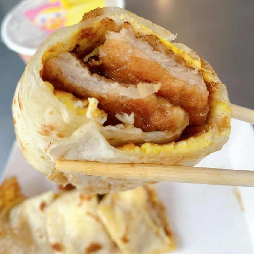 ガーガージャオ朝食店の手作り蛋餅。きつね色に焼き上がった生地が厚みがあり、食べ応えがありそう
