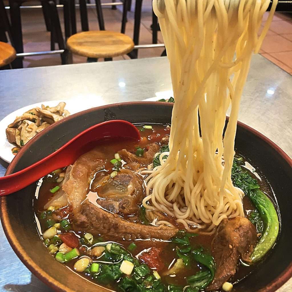 粟家牛肉麵の紅焼牛肉麺。スープは深い赤褐色で、大きな牛肉の塊が入っている