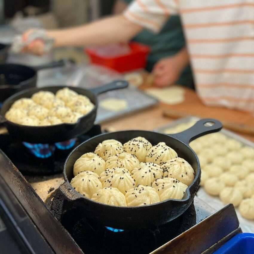 身煎百戰の焼き餃子。底面がカリッと焼け、上部は蒸し上がっている