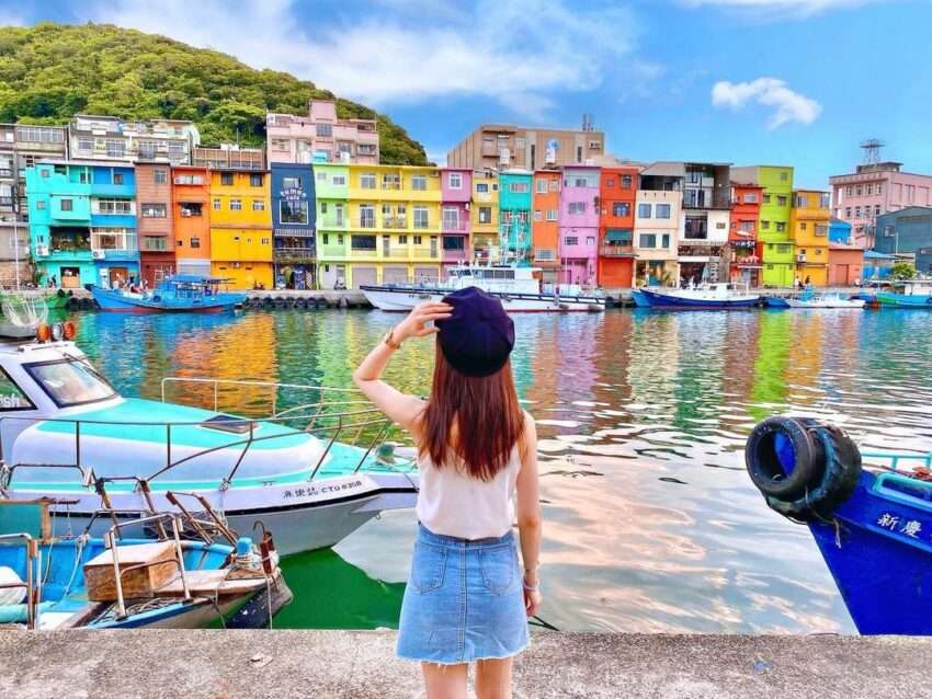 正濱漁港のカラフルな家を正面から捉えた写真。建物が港の水面に映り込んでいる