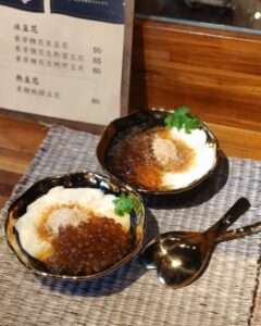 白水豆花の伝統的な塩にがり豆花。削りたての麦芽ピーナッツ糖を添えて提供