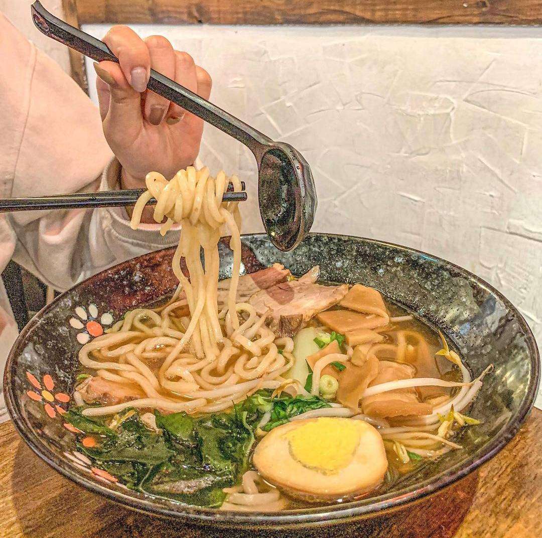 滿來溫泉拉麵のラーメン。スープは澄んでいて温かみのある色合い