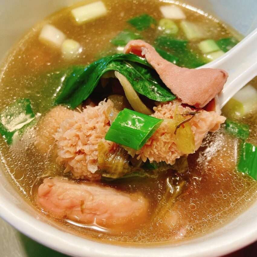 饒河夜市の紅焼牛肉麺。赤みがかった濃いスープに厚切りの牛肉がたっぷり入っている