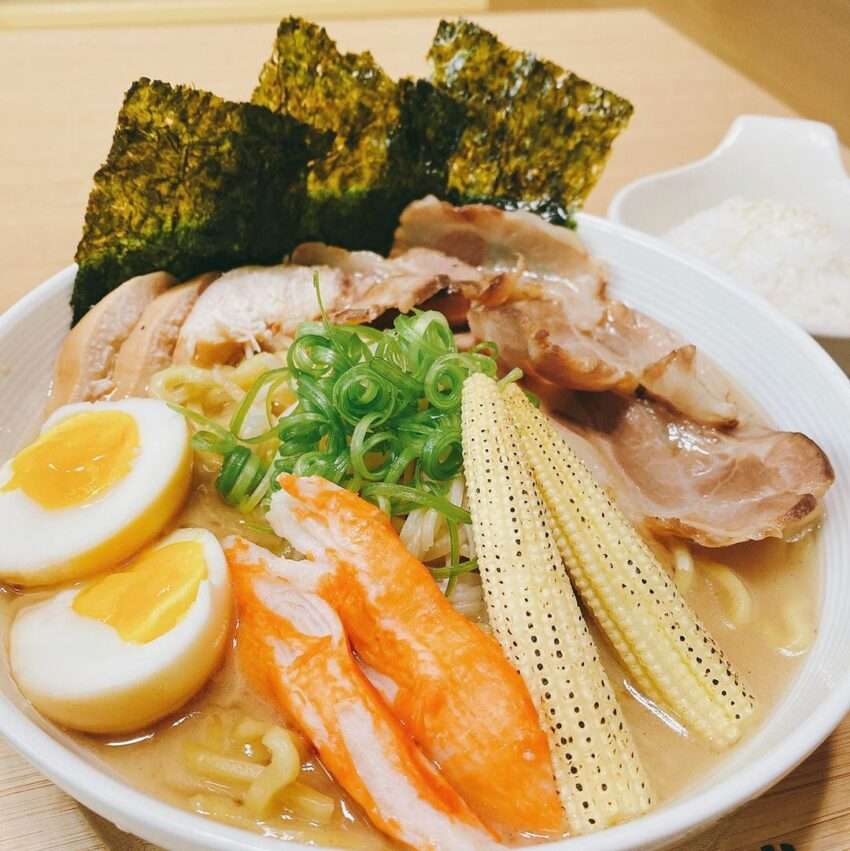 麺屋武蔵 武骨のラーメン。スープの色が濃く、チャーシューは厚切り