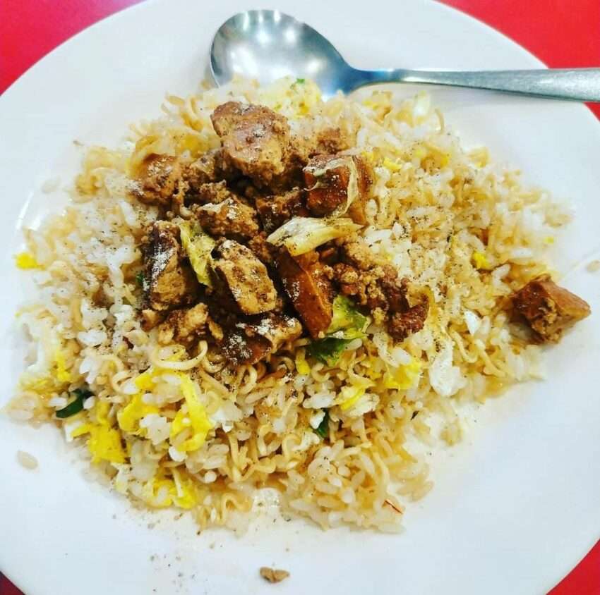 食方味会館の料理。グループ宴会向けの多彩な料理が並ぶ