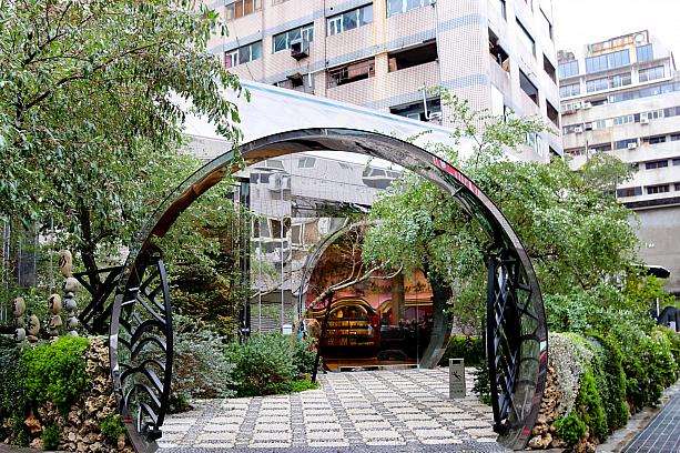 宮原眼科の姉妹店・櫟社の外観と小さな庭
