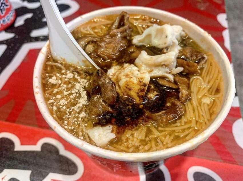 阿輝麵線。とろみのついたスープに牡蠣と大腸が入った台湾式そうめん