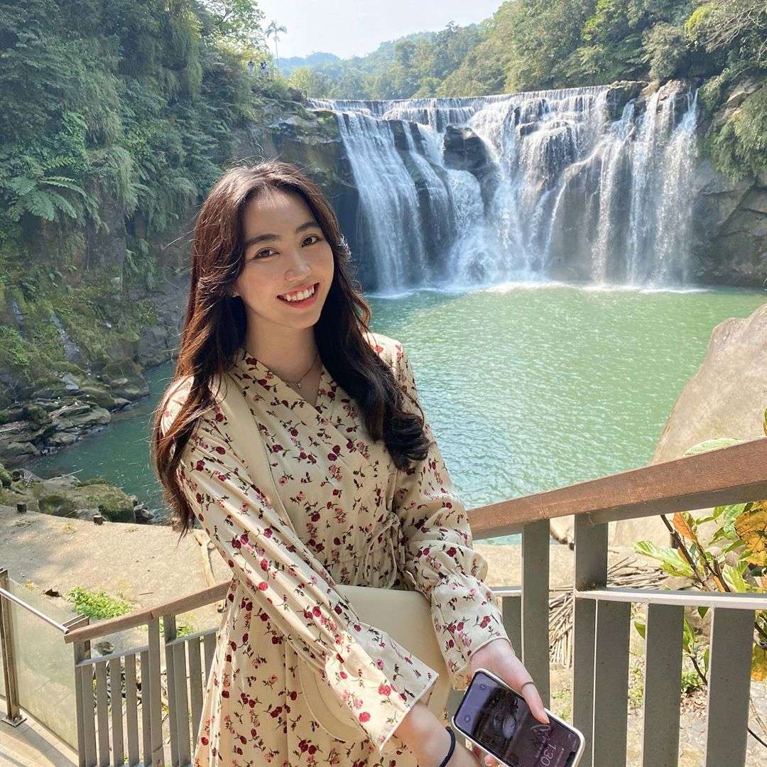 十分瀑布を近距離から撮影した写真。水しぶきが激しく、霧が立ち込めている