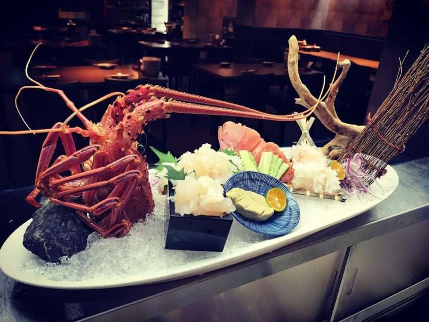 有意思居酒食堂の串焼き盛り合わせが皿に並んでいる