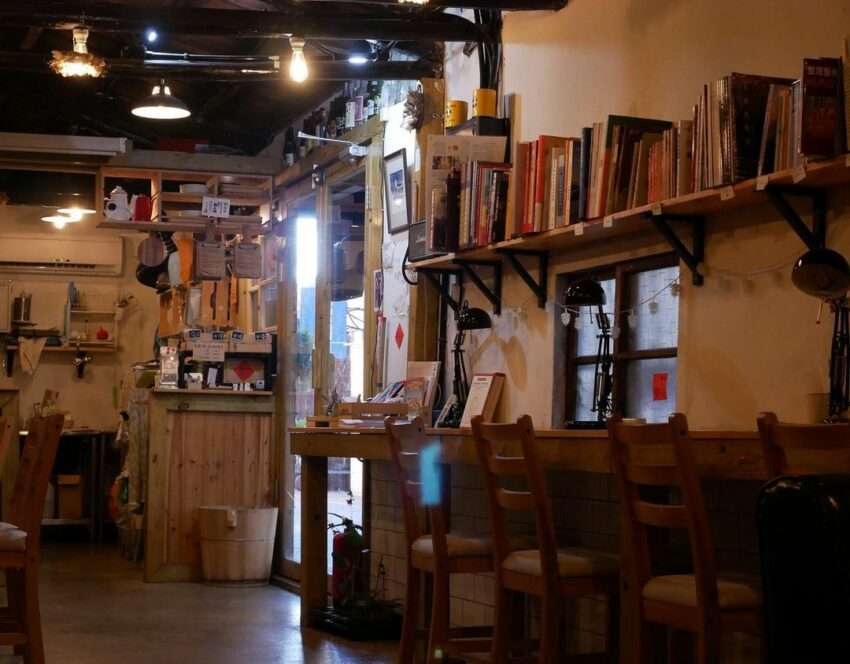 草店尾事務所の店内。古民家をリノベーションした温かみのある木調の空間