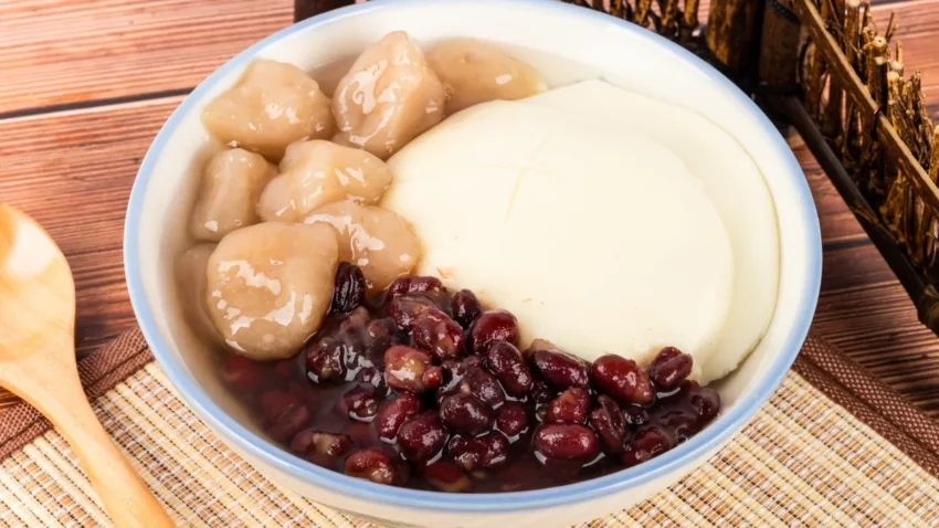 冰霖古早味豆花の豆花。生姜シロップと一緒に器に盛られている