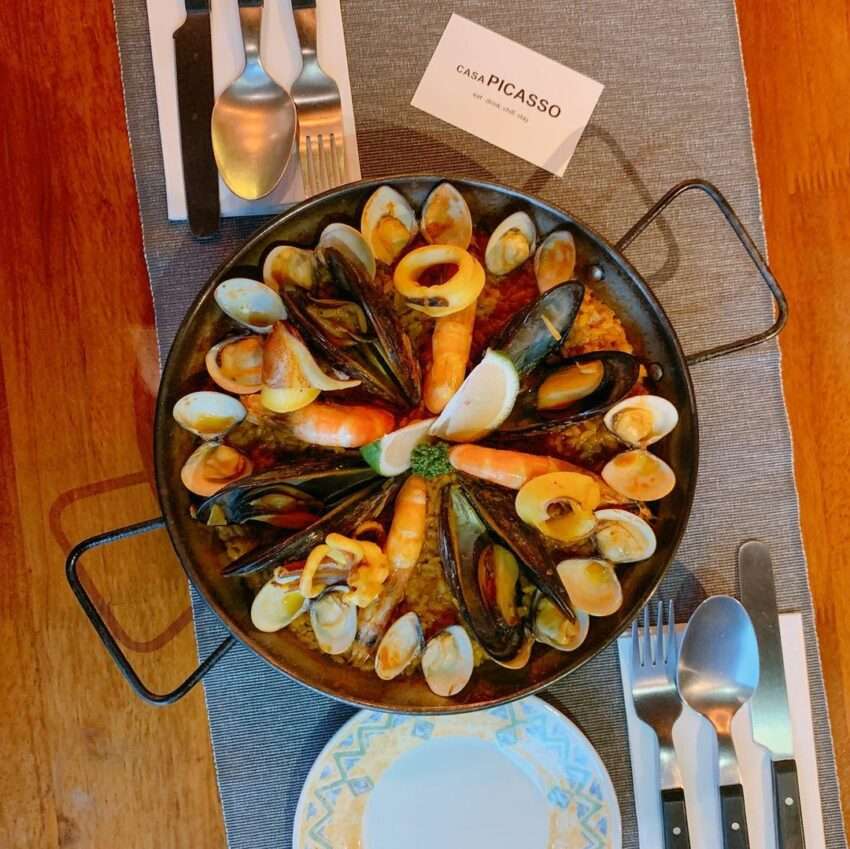 Casa Picassoの港に面した席と個性的な料理プレゼンテーション