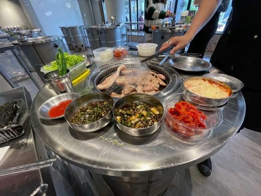 新村站著吃烤肉の韓国式立ち食い焼肉の食事シーン