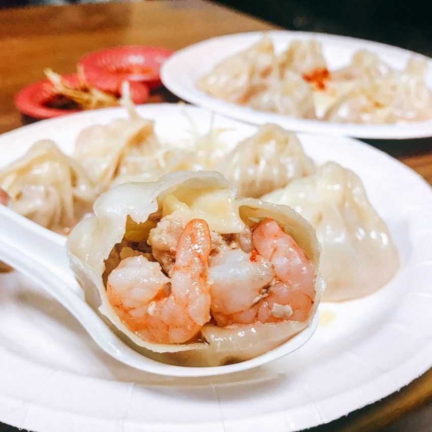 小小七手工湯包のエビ入り湯包。薄くて半透明の皮の中にエビとスープが透けて見える