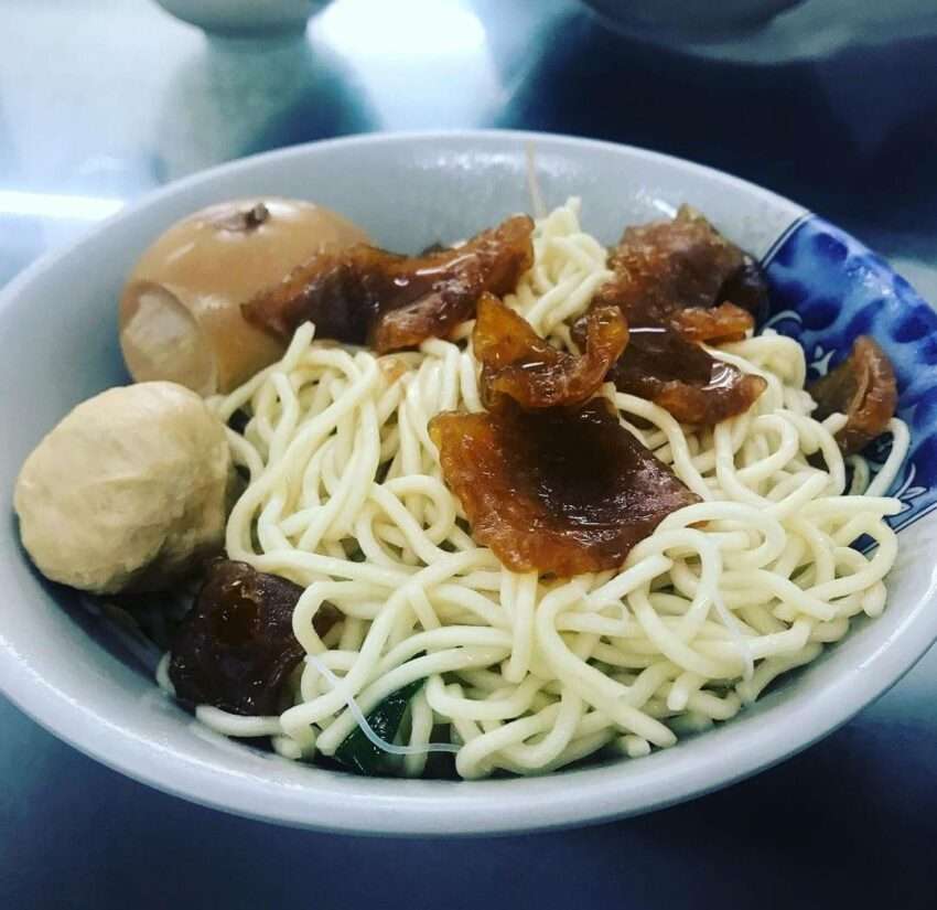 民雄椪皮麺のアップ。麺と豚皮のバランスが分かりやすい一杯
