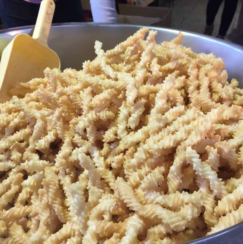 老味鋪カリカリ。カラフルなパッケージに入った伝統的なサクサク菓子