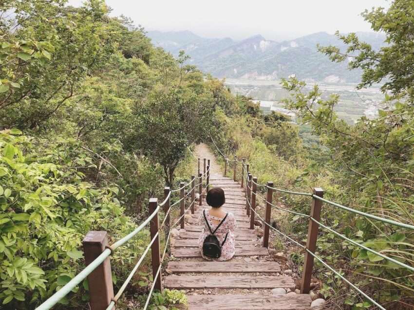 九九峰森林歩道の木陰が続く遊歩道。両側に緑豊かな植生が広がる