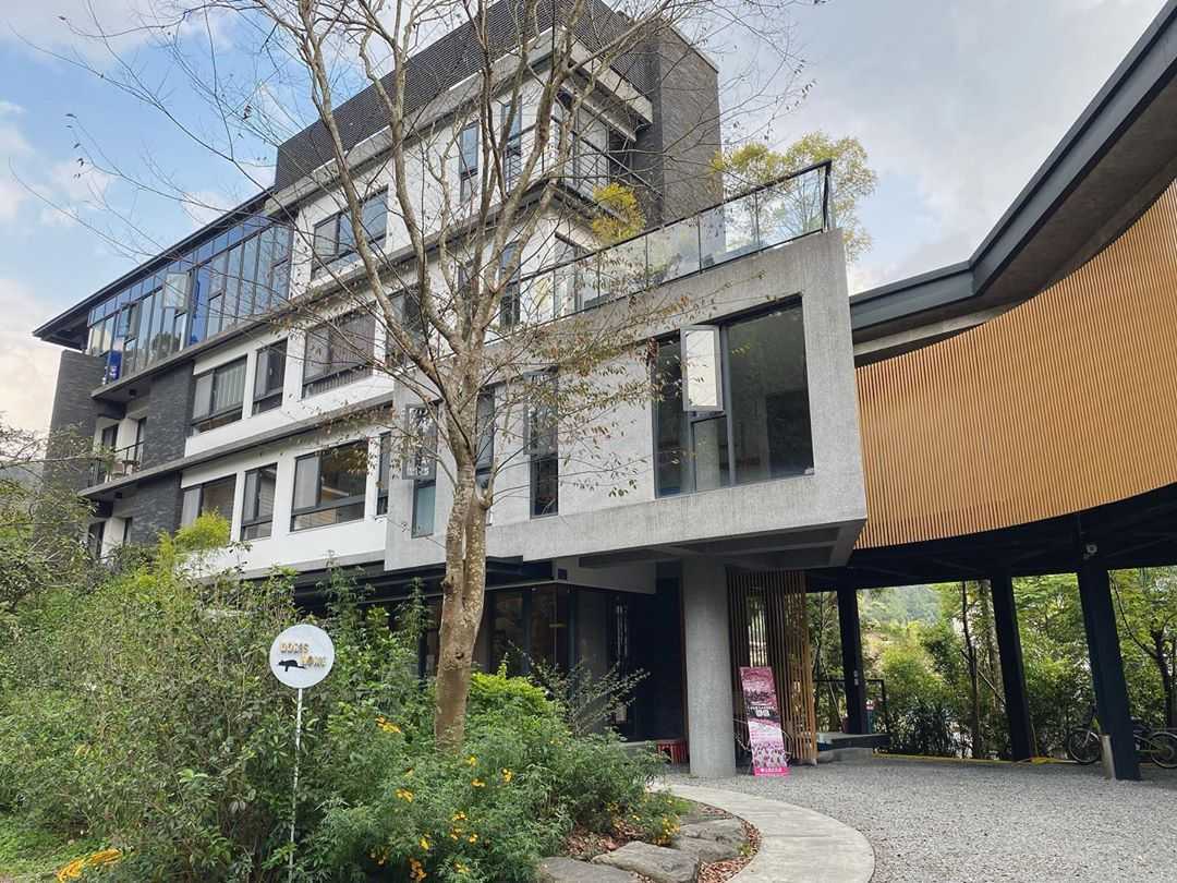 朵麗絲的家の外観。現代的なデザインの建物と広い敷地