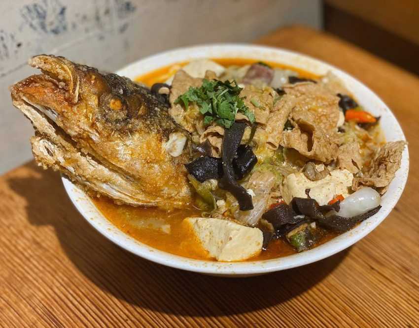 林聰明砂鍋魚頭のセット。砂鍋スープ・鰱魚頭・豆腐・豆皮などが盛り付けられている