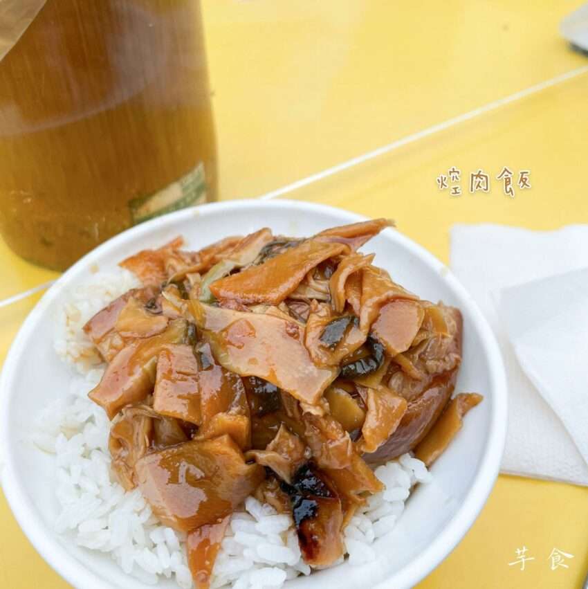 牛媽媽沙茶牛肉の料理アップ。牛肉スライスに沙茶ソースがかかっている