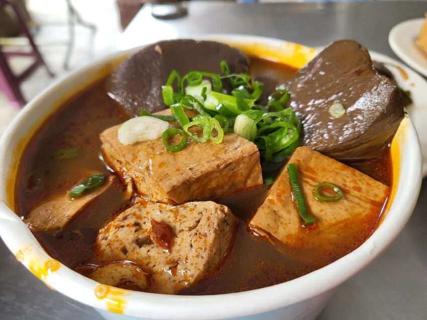 紅蔥頭麵食館の麻辣スープ麺。スープは深い赤色で辛味が際立つ
