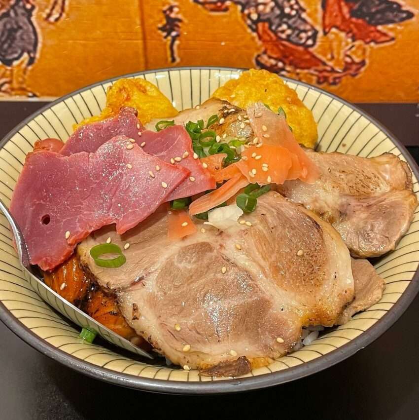 京阪豚骨拉麺の一杯。白濁した豚骨スープにチャーシューと味玉が乗っている