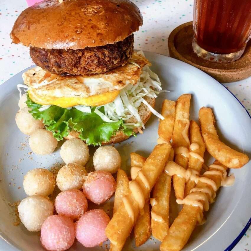 好初早餐一店の朝食プレート。丁寧な盛り付けと温かみのある空間