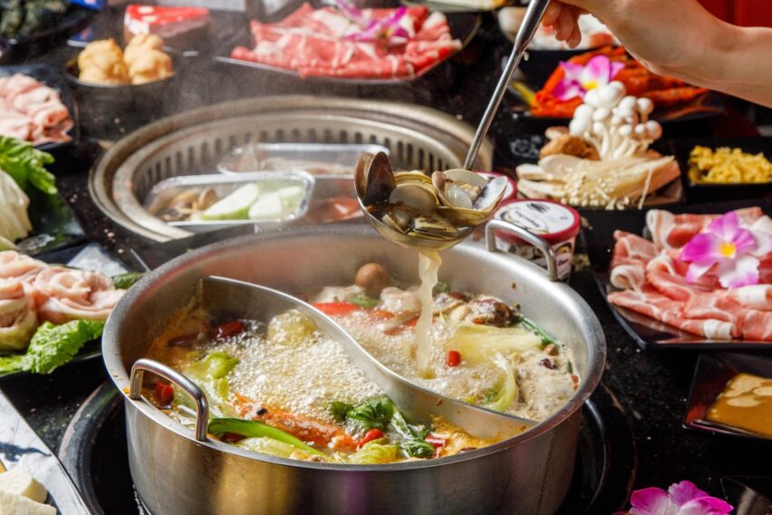 小蒙牛頂級麻辣養生鍋:赤い麻辣スープに各種食材が並ぶ鍋
