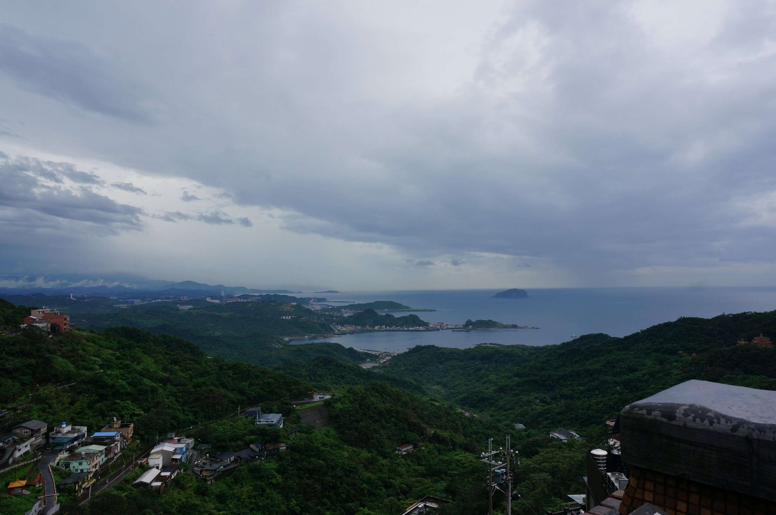 九份の輕便路から見た山城と海の景色。