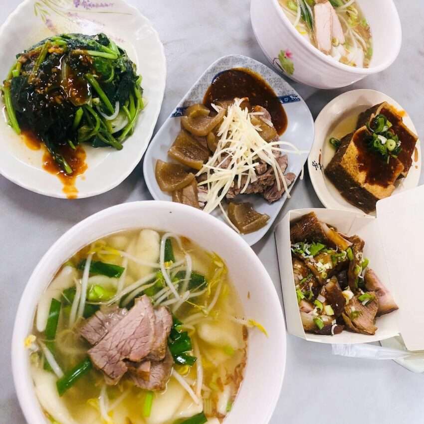 阿美麵店の麺料理。透き通ったスープにコシのある麺が入っている