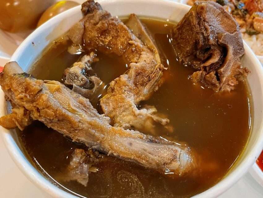陳董藥燉排骨のスープ碗。深い茶褐色のスープにやわらかく煮込まれたスペアリブが入っている