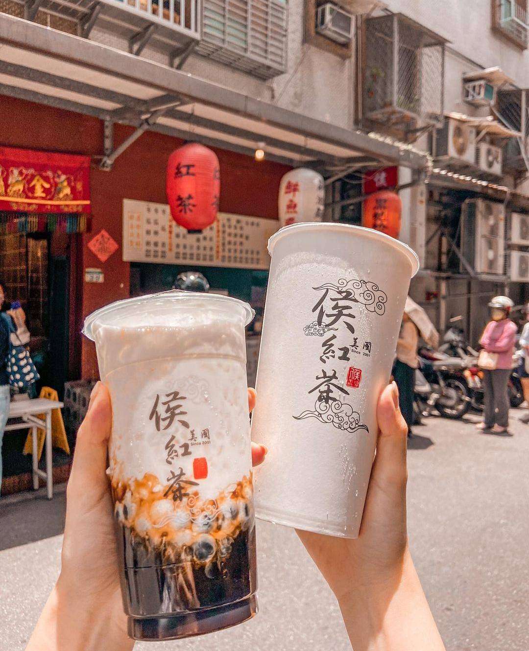 侯美國紅茶と雞腿飯の組み合わせ料理