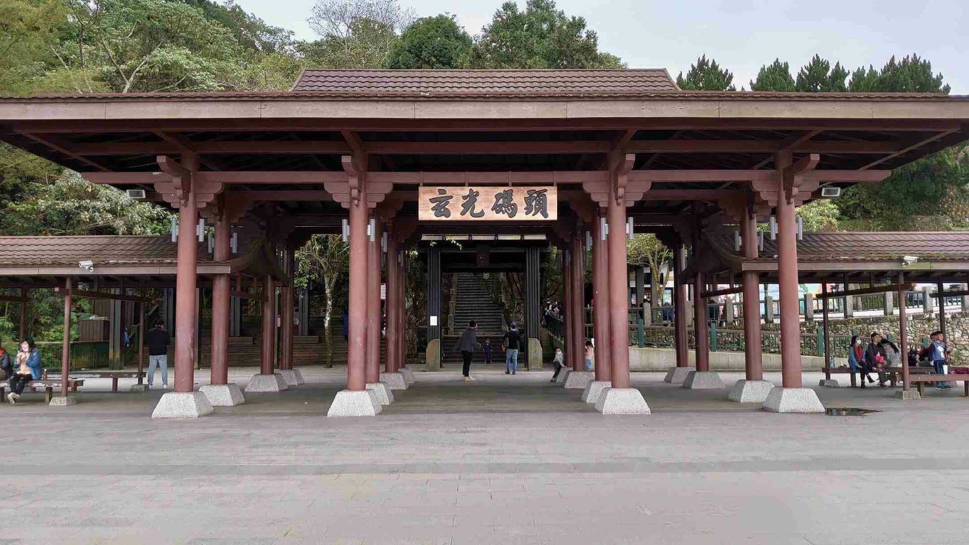 玄光寺桟橋で乗客が乗り降りする様子と湖の景色