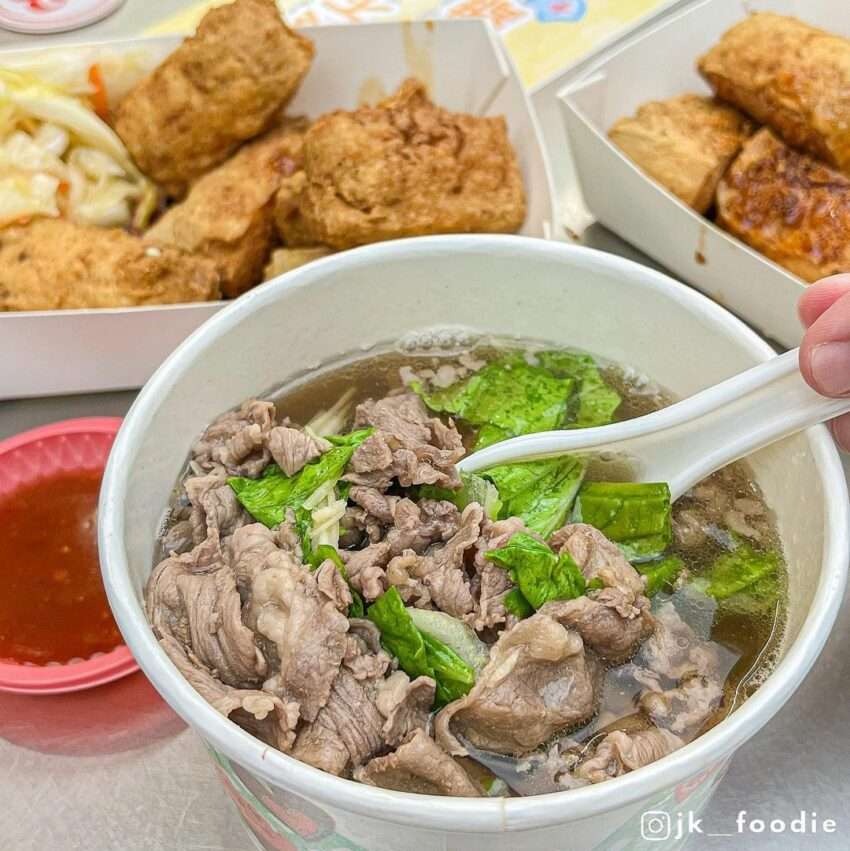 阿灶伯当帰羊肉の羊肉スープ。澄んだ金色のスープにショウガと米酒が添えられている