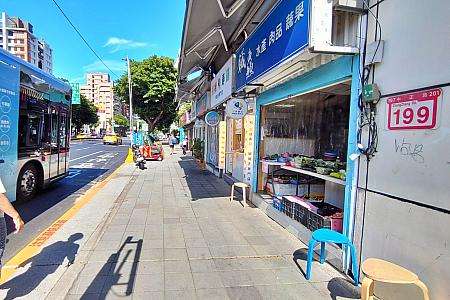中正路199号にある東站區バス停の外観