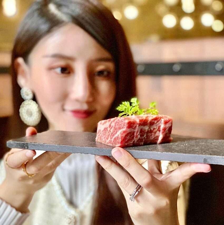 燒肉風間で炭火の上でじっくり焼かれる牛肉の様子