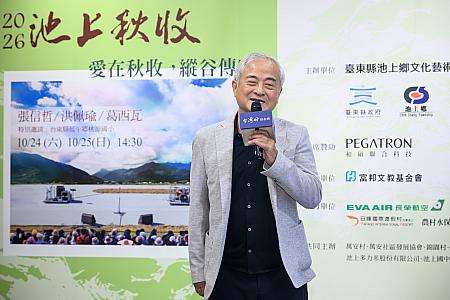 台湾好基金会の柯文昌董事長がチケット発売記者会見に登壇している場面