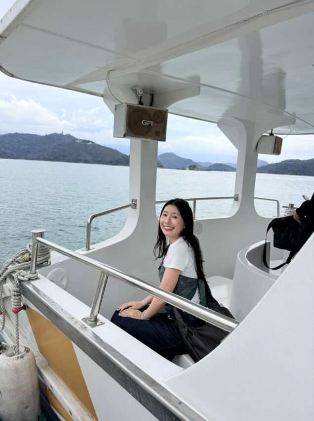 日月潭の遊覧船が乗船場に停泊している様子。穏やかな湖面と山の景色が広がる
