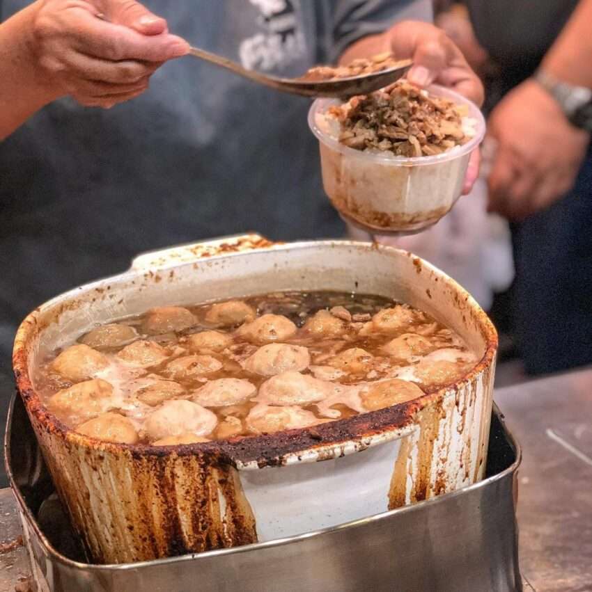 阿岸米糕の器盛り。もち米に濃いめのタレと肉そぼろがかかっている