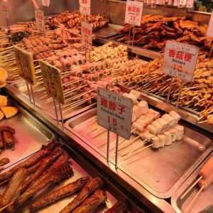 第一家烤肉の炭火焼き串が整然と並んだ屋台。炭火の炎が見える